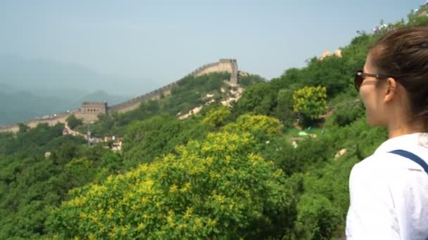 Chinesische Mauer - Tourist beim Fototermin am berühmten Badaling — Stockvideo