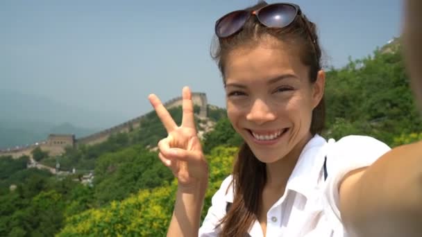 Chinesische Mauer - Touristin macht Selfie-Video an chinesischer Attraktion Badaling — Stockvideo