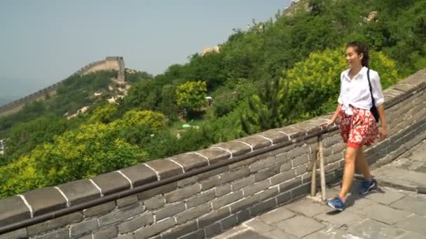 Китай подорожує біля Великого муру. Дівчина йде по знаменитій туристичній пам "яті. — стокове відео