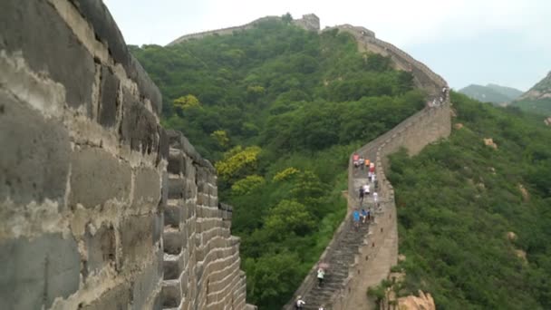 China travel tourist having fun waving hello at the Great Wall in Badaling — Stock Video