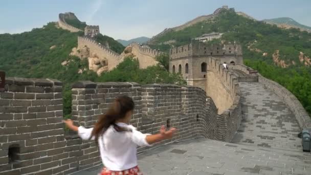 中国の万里の長城で楽しい旅行をしている幸せな陽気な観光客の女性 — ストック動画