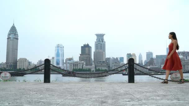 Shanghai woman walking in Pudong by huangpu river with view of the Bund — Stock Video