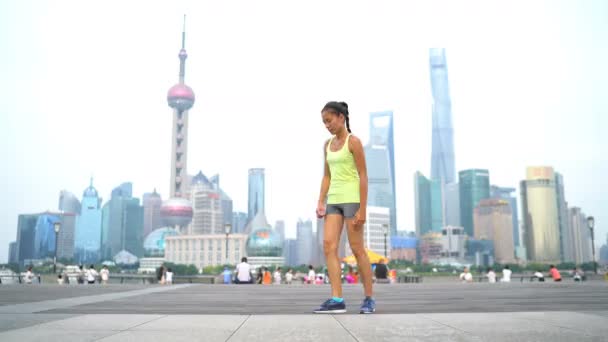 Läufer dehnt Oberschenkel nach Lauftraining in Shanghai China — Stockvideo