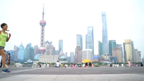 Runner draait in de stad Shanghai China — Stockvideo