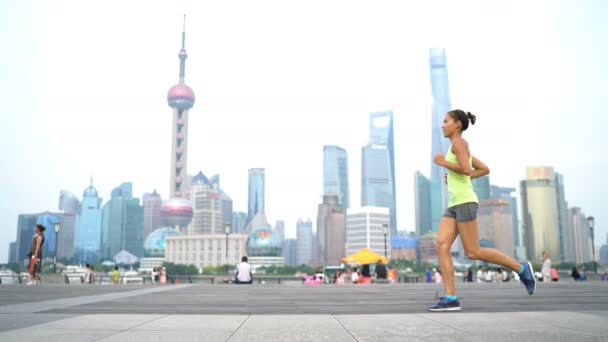 Corredor femenino corriendo en la ciudad de Shanghai China — Vídeo de stock