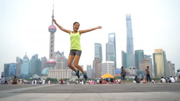 Feliz mujer de fitness saltando en el horizonte de Shanghai — Vídeos de Stock