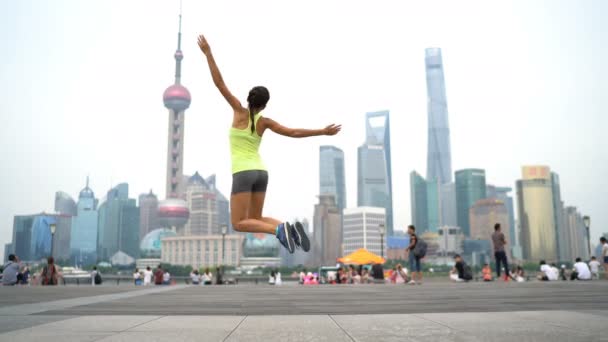 Happy fitness kobieta skacze w Szanghaju panorama — Wideo stockowe