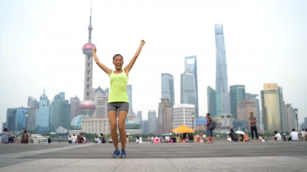 Lycklig kvinna glad hoppning av framgång i Shanghai — Stockvideo