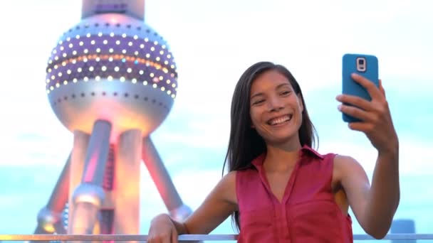 China Shanghai tourist taking selfie photo with smart phone by Oriental Pearl — Stock Video