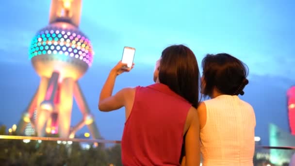 Shanghai Kina turister tar foto med smart telefon av Oriental Pearl — Stockvideo