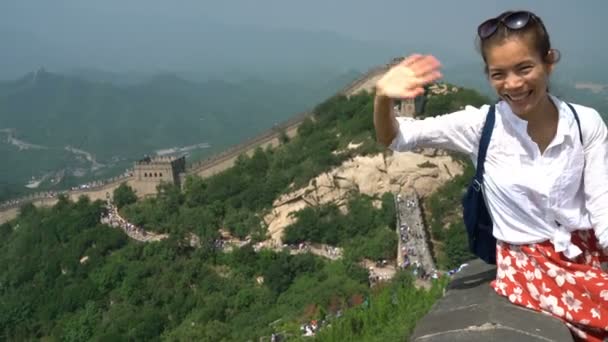 Gran Muralla de China turista mujer en viaje saludando saludando con la mano en Badaling — Vídeo de stock