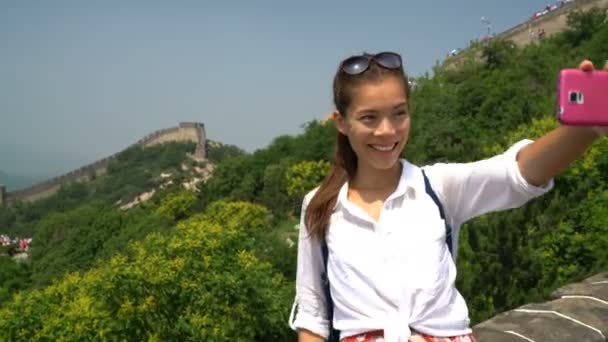 Gran Muralla de China - Mujer tomando foto selfie en Badaling atracción china — Vídeos de Stock