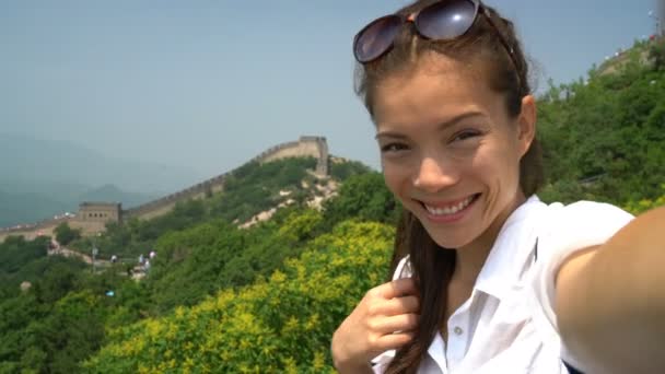 Selfie video - girl tourist at Great Wall of China — Stock Video