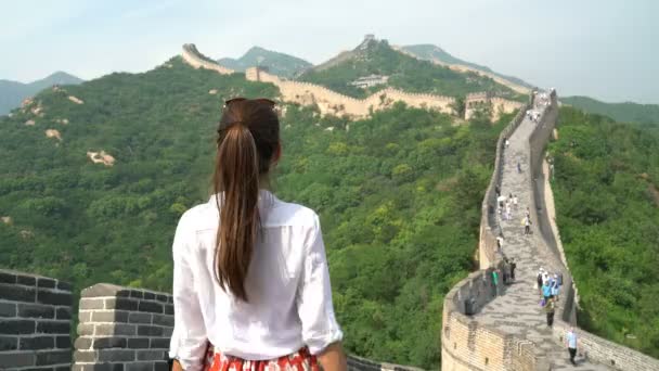 Feliz animar turista mujer en Gran Muralla de China en pose de libertad — Vídeo de stock