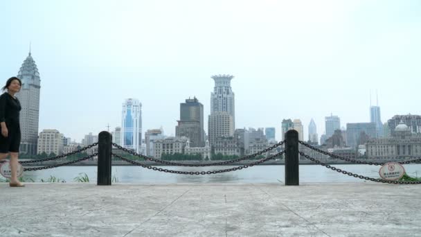 Xangai mulheres andando em Pudong pelo rio huangpu com vista para o Bund — Vídeo de Stock