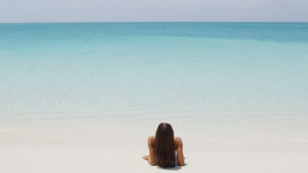 Seyahat eden kumsal kadını, güneşlenen tatil için mükemmel cennet kumsalında dinleniyor. — Stok video