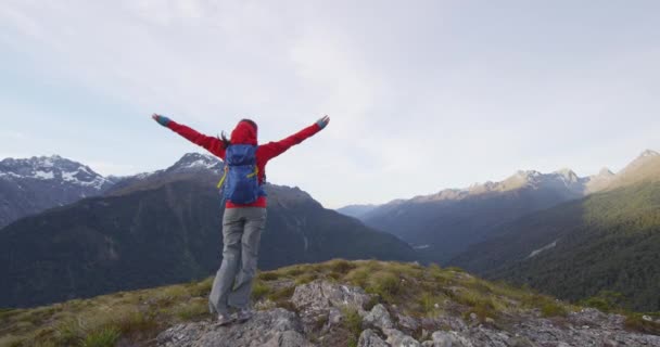 Unbekümmert glückliche Frau mit ausgestreckten Armen auf Berggipfel — Stockvideo