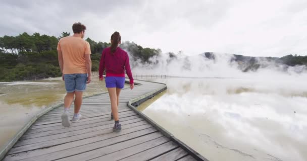 Yeni Zelanda seyahati - turistler Waiotapu havuzlarını geziyor — Stok video