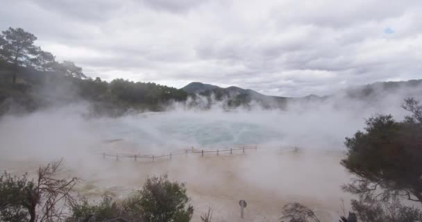 Nueva Zelanda famosa atracción turística y destino de viaje Waiotapu Rotorua — Vídeos de Stock