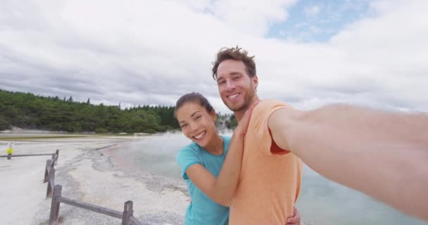 Пара туристів, що займається самовідкупом у новозеландських басейнах Вайотапу, відвідує місце призначення — стокове відео