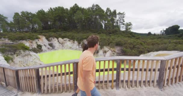Нова Зеландія туристична пара дивиться на ставок у Вай-о-Тапу Роторуа — стокове відео