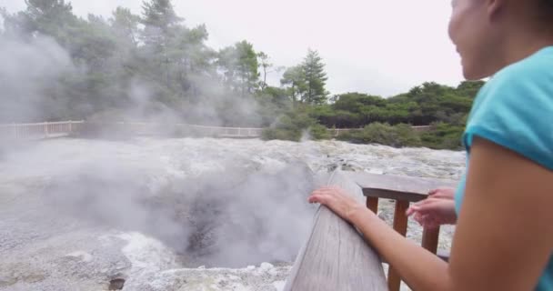 Turyści zwiedzanie Nowej Zelandii Waiotapu Rotorua obszar geotermalny — Wideo stockowe
