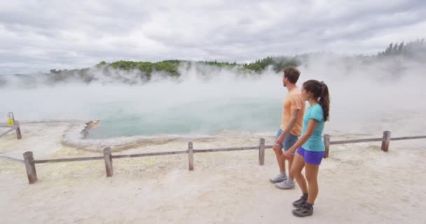 Viagem da Nova Zelândia - turistas visitando piscinas Waiotapu — Vídeo de Stock