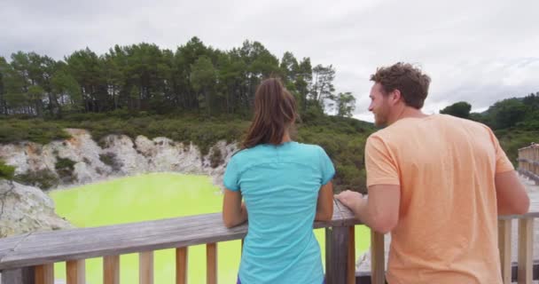 Nový Zéland cestovní turisté při pohledu na zelený rybník na Wai-O-Tapu Rotorua — Stock video