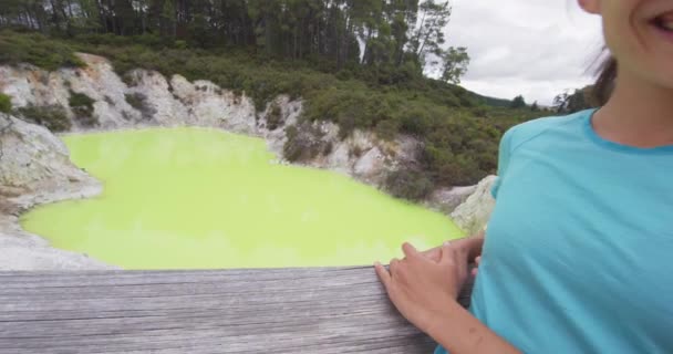 Nowa Zelandia turysta para biorąc selfie podróży w Waiotapu — Wideo stockowe