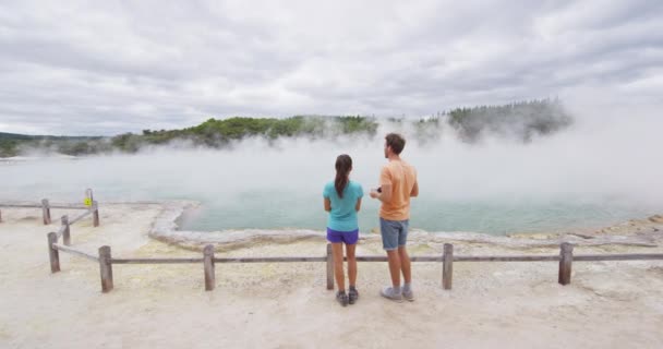 Új-Zéland utazás - turisták városnézés Waiotapu medencék — Stock videók