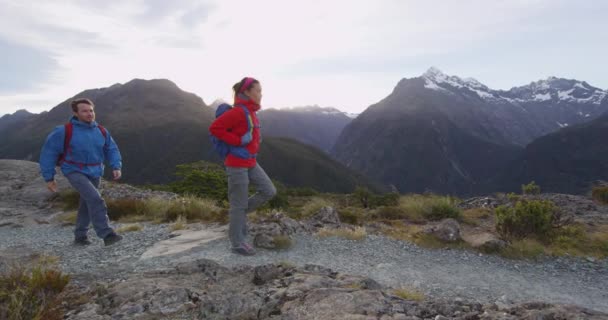 Pareja vagabundeando en Nueva Zelanda en la pista de Routeburn en el Parque Nacional Fiordland — Vídeos de Stock