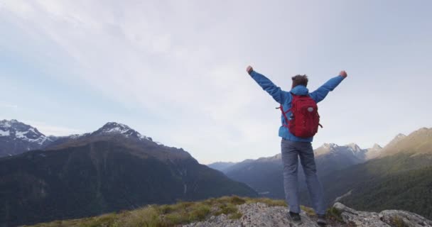 Succesvolle prestatie en winnend concept met hiker juichen feestelijke armen omhoog — Stockvideo