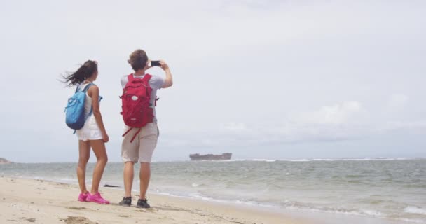 Caminhante fotografando usando telefone Caminhadas em naufrágio praia Lanai Havaí — Vídeo de Stock