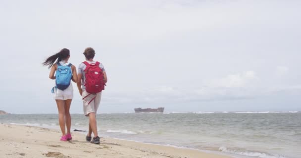 Hawaii Lanai Wanderpaar geht am Strand von Shipwreck Beach an Land — Stockvideo
