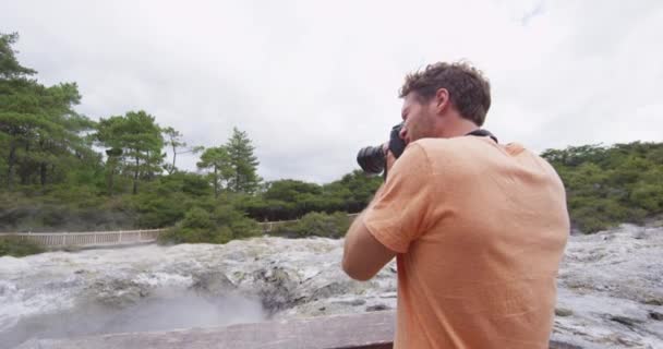 Nueva Zelanda turista de viajes tomando en Waiotapu Rotorua utilizando la cámara — Vídeos de Stock