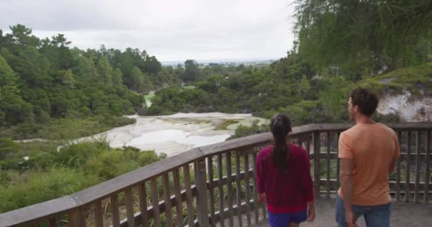 Yeni Zelanda seyahati - turistler Waiotapu havuzlarını geziyor — Stok video