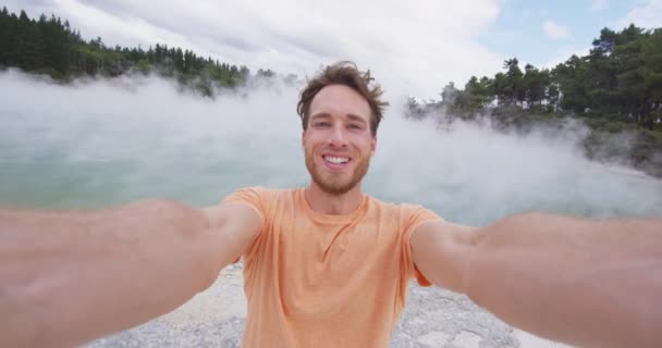 Turistas homem tomando selfie na Nova Zelândia Waiotapu piscinas destino de viagem — Vídeo de Stock