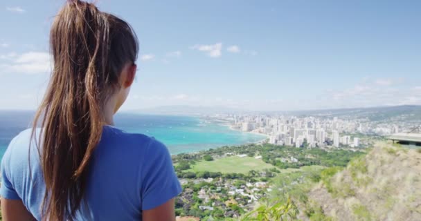 Turysta patrząc na Waikiki Beach i Honolulu z Diamond Head State Monument — Wideo stockowe