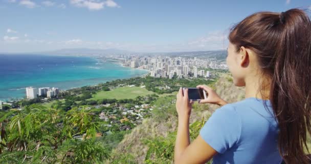Kobieta fotografująca Waikiki Beach i Honolulu z Diamond Head State Monument — Wideo stockowe