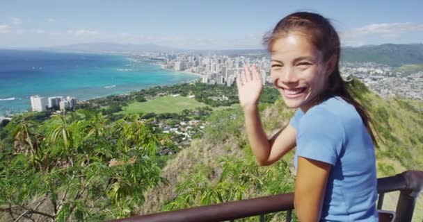 Vidám női túrázó integetett a megfigyelési ponton Diamond Head State Monument — Stock videók