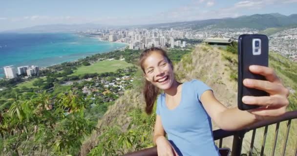 Wesoła kobieta turysta biorąc Selfie na Diamond Head State Monument — Wideo stockowe