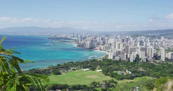 Παραλία Waikiki και πόλη Honolulu από το μνημείο του κράτους Diamond Head — Αρχείο Βίντεο