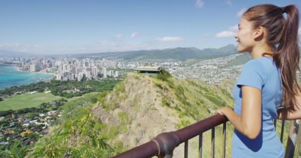 Mujer mirando de la playa de Waikiki y Honolulu desde Diamond Head State Monument — Vídeos de Stock