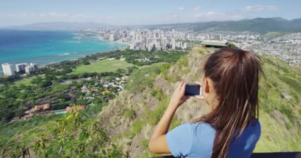 Flicka fotografering Waikiki Beach och Honolulu från Diamond Head State Monument — Stockvideo