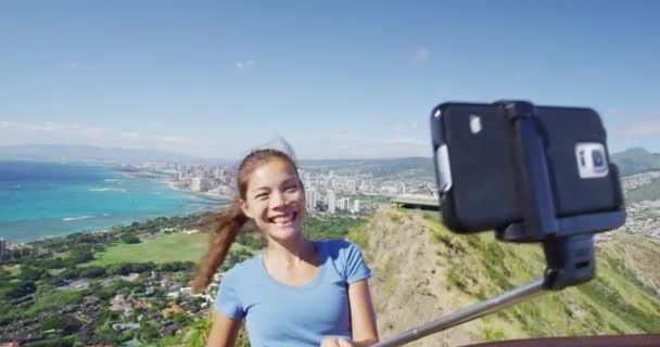 Fröhliche Wanderin macht Selfie am Diamond Head State Monument — Stockvideo