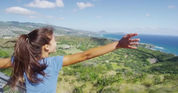 Wanderer genießen frische Luft am Aussichtspunkt am Diamond Head State Monument — Stockvideo