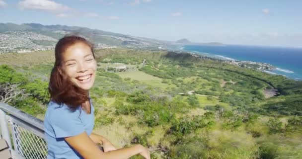 Feliz excursionista parado en el ventoso punto de observación en el monumento estatal Diamond Head — Vídeos de Stock