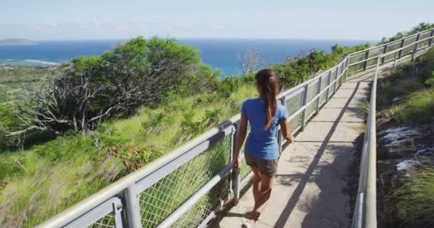 Wandelaar wandelen op wandelpad van observatiepunt bij Diamond Head State Monument — Stockvideo