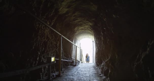 Senderista entrando en túnel en el monumento estatal Diamond Head — Vídeo de stock