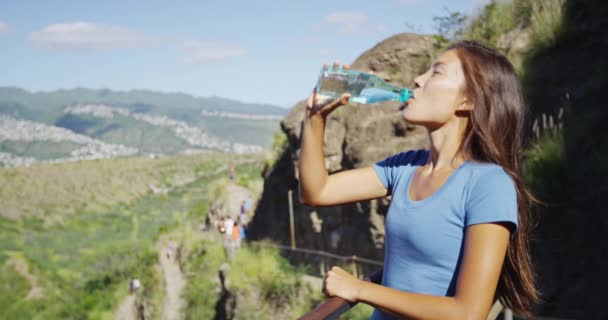 Turista pitná voda na vyhlídkovém místě v Diamond Head State Monument — Stock video